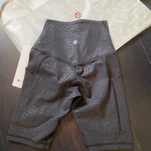 LULULEMON ALIGN HR SHORTS 8” *POCKETS IN JEWEL EMBOSS BLACK SZ 0 NWT - Picture 3 of 7